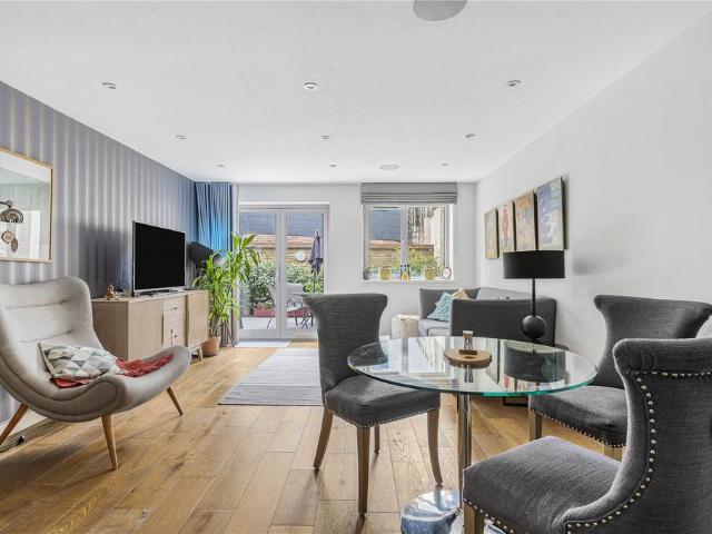 Flat for sale in Stepney, Greater London