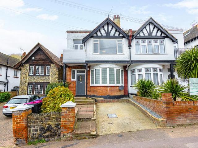 Flat for sale in Alton Barnes, Essex