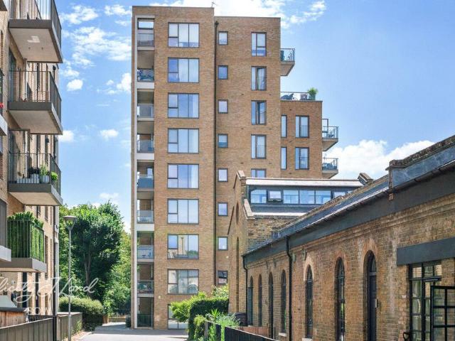 Flat for sale in Mile End, Greater London
