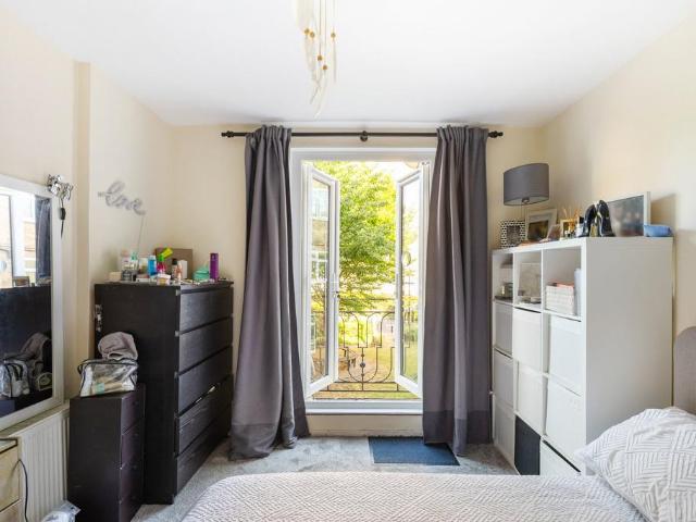 Flat for sale in Stockwell, Greater London