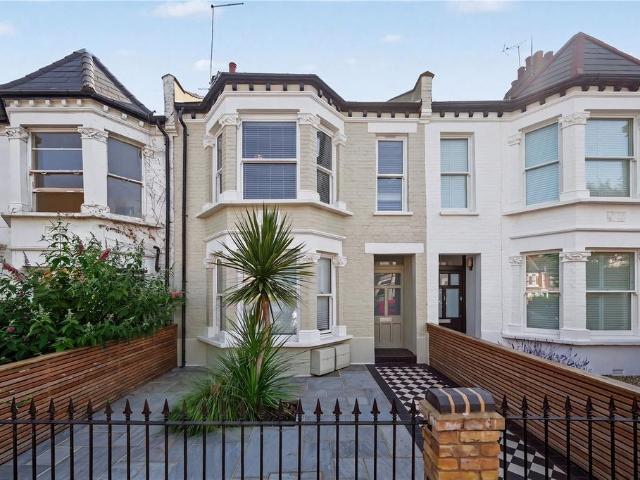 Flat for sale in Stroud Green, Greater London