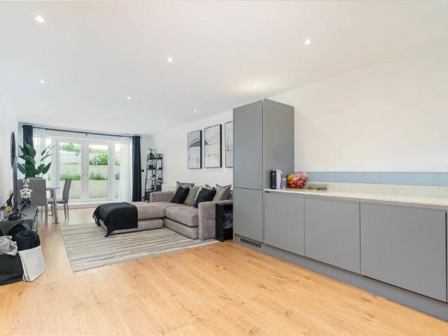 Flat for sale in London Borough of Croydon, Purley