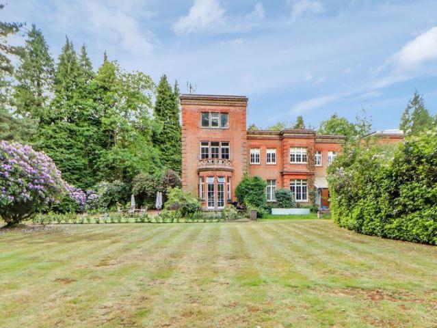 Flat for sale in Heol-las, Surrey
