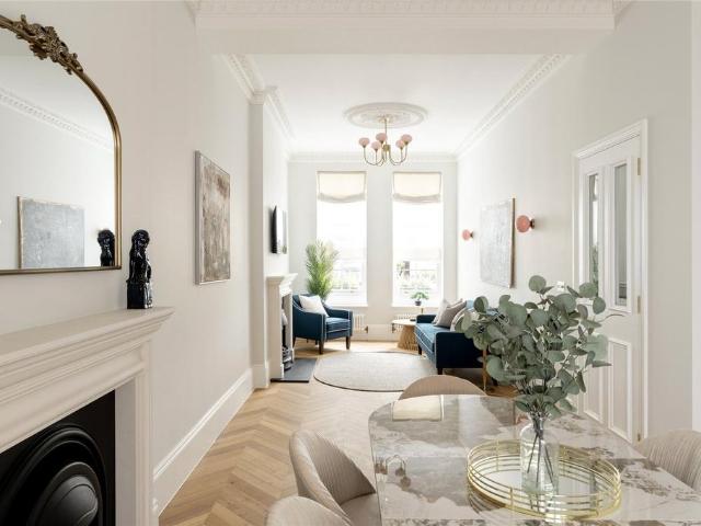 Flat for sale in Kensington, Greater London