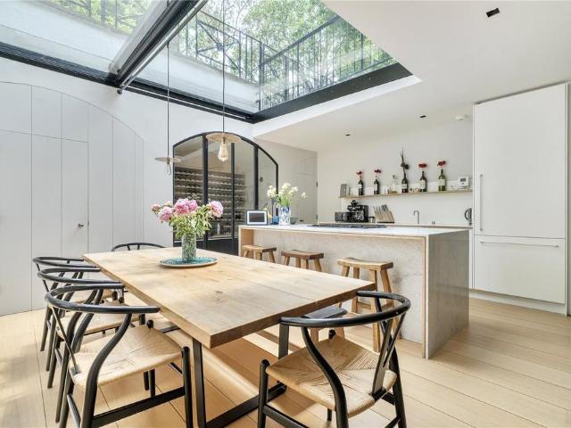 Flat for sale in South Kensington, Greater London