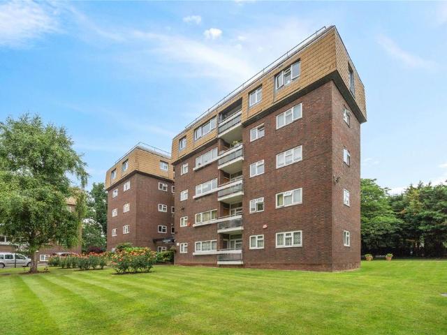 Flat for sale in Edgware, London Borough of Harrow