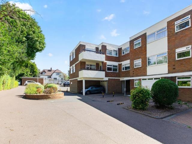 Flat for sale in Hatching Green, Five Acres