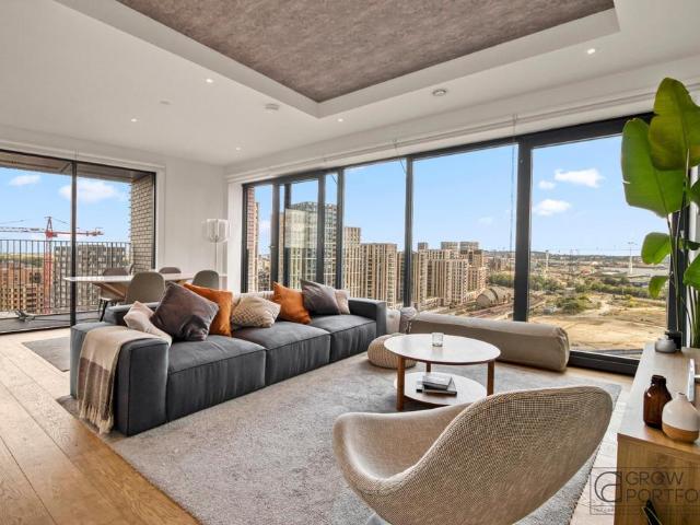 Flat for sale in London City Island, Blackwall