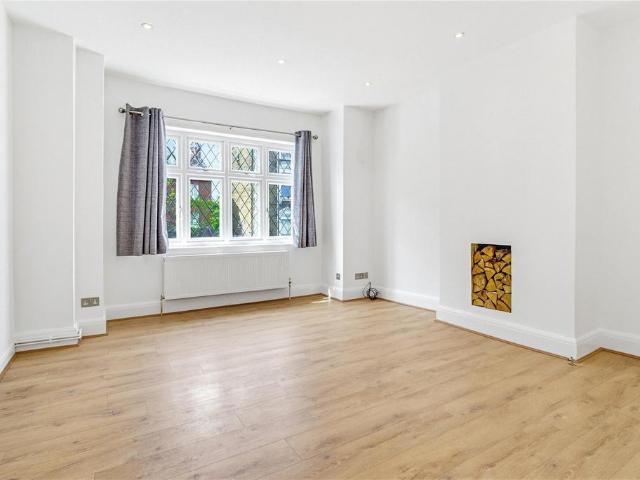 Flat for sale in Balham, Greater London