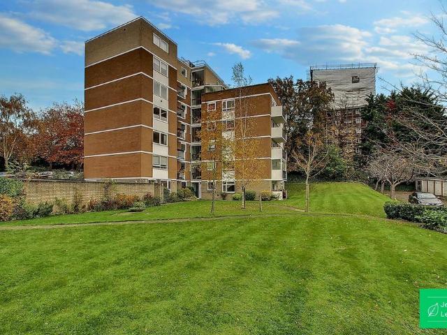 Flat for sale in Muswell Hill, Greater London