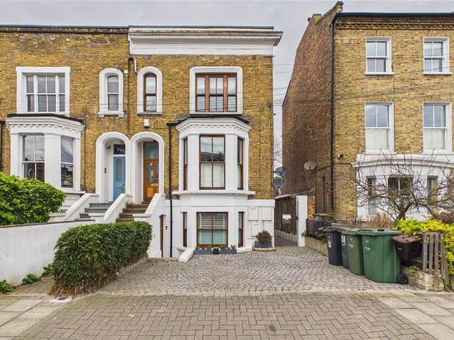 Flat for sale in Herne Hill, Greater London