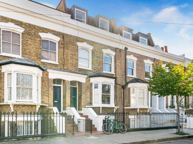 Flat for sale in Stoke Newington, Greater London