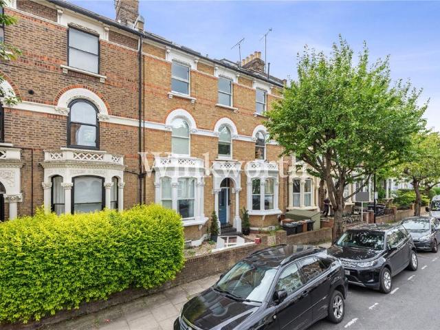 Flat for sale in Brownswood Park, Stoke Newington