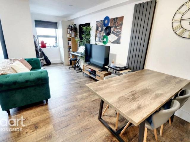 Flat for sale in Barkingside, Greater London