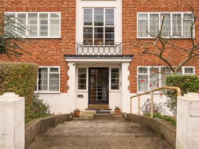 Flat for sale in Wimbledon Village, Greater London