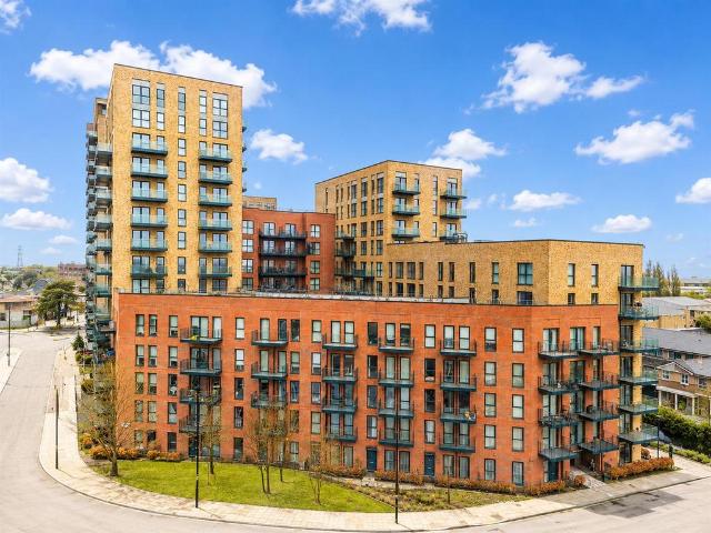 Flat for sale in London Borough of Ealing, Greater London
