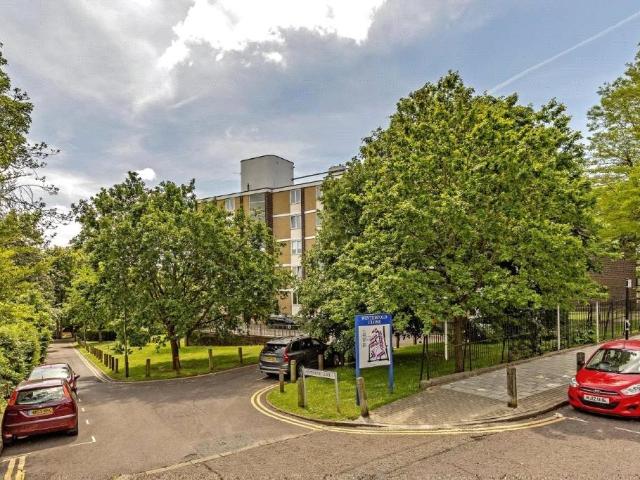 Flat for sale in Southfields, Greater London