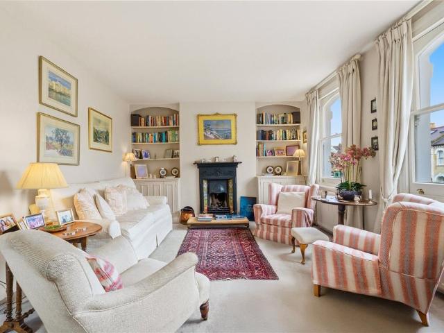 Flat for sale in Clapham Junction, Greater London