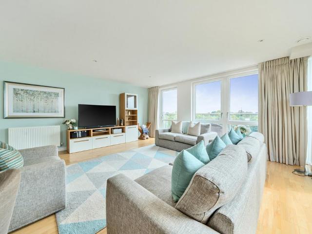 Flat for sale in London Borough of Hounslow, Greater London