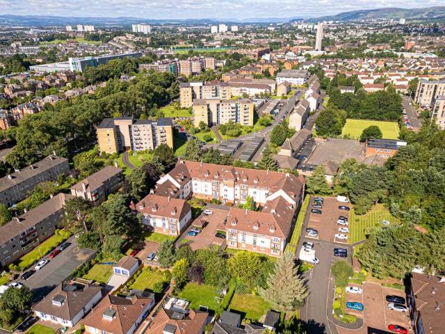 Flat for sale in Kelvindale, Scotland