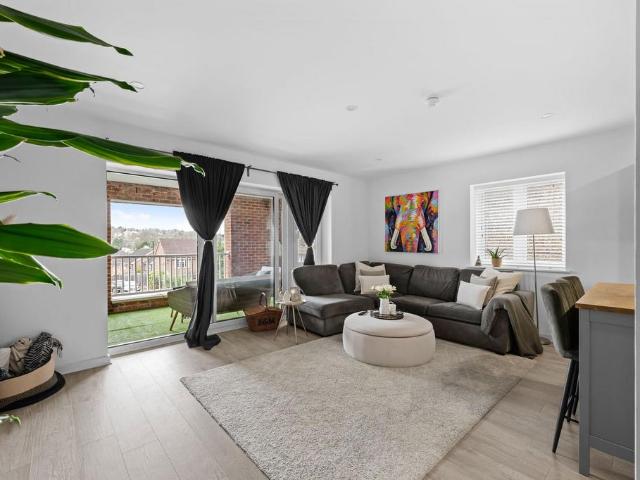 Flat for sale in London Borough of Croydon, Purley