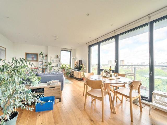 Flat for sale in Suttons Wharf, Mile End