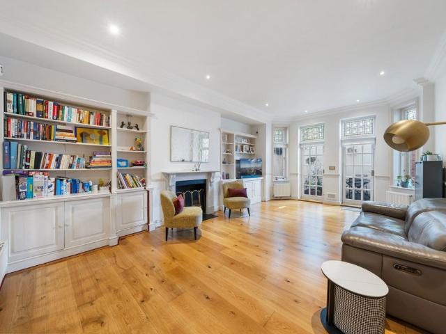 Flat for sale in South Hampstead, Greater London