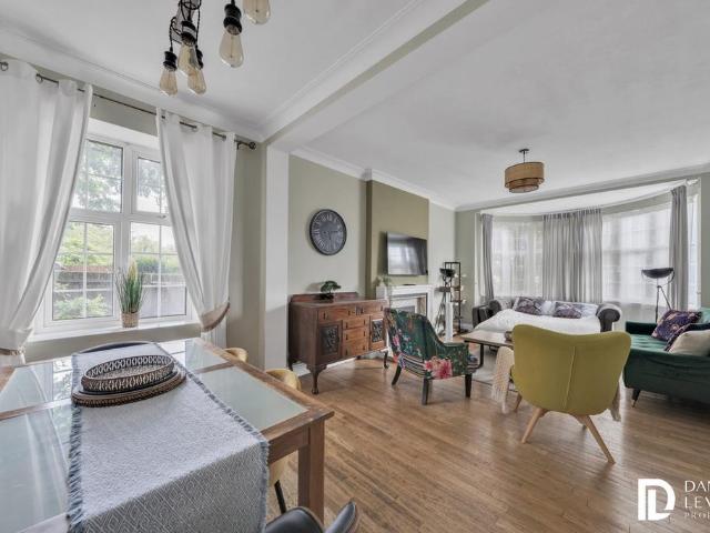 Flat for sale in Hendon Central, Greater London