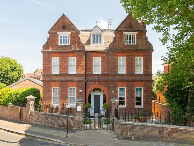 Flat for sale in Belsize Park, Greater London