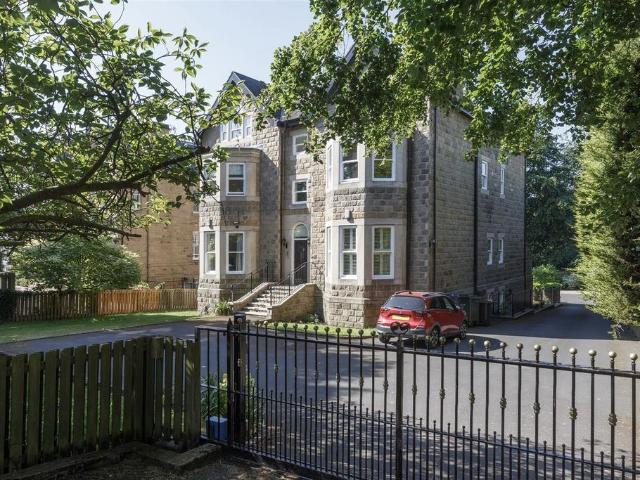 Flat for sale in Roundhay, West Yorkshire