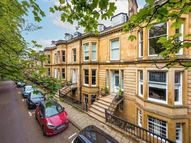 Flat for sale in Dowanhill, Scotland