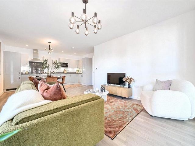 Flat for sale in Longlands, Greater London