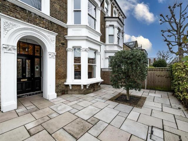Flat for sale in North Kensington, Greater London