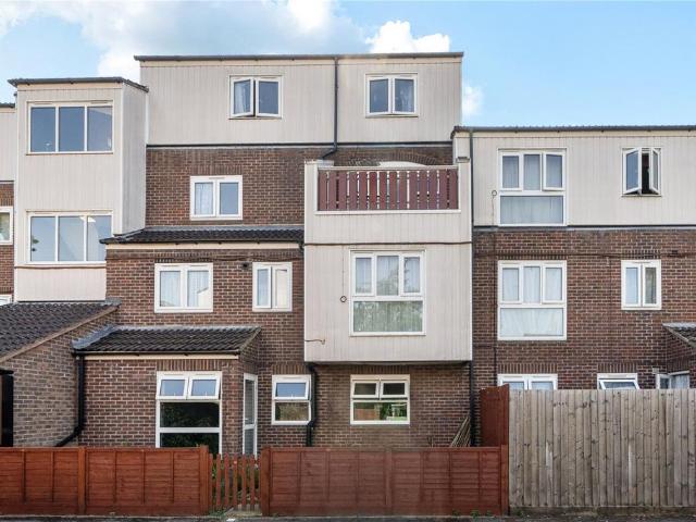 Flat for sale in London Borough of Hounslow, Hanworth