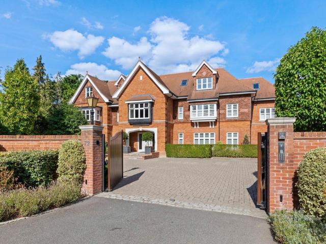 Flat for sale in Penn, Knotty Green