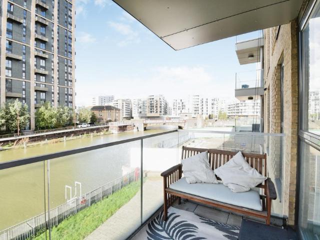 Flat for sale in Greenwich Town Centre, Greater London