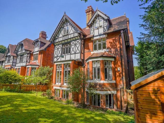 Flat for sale in Crystal Palace, Greater London