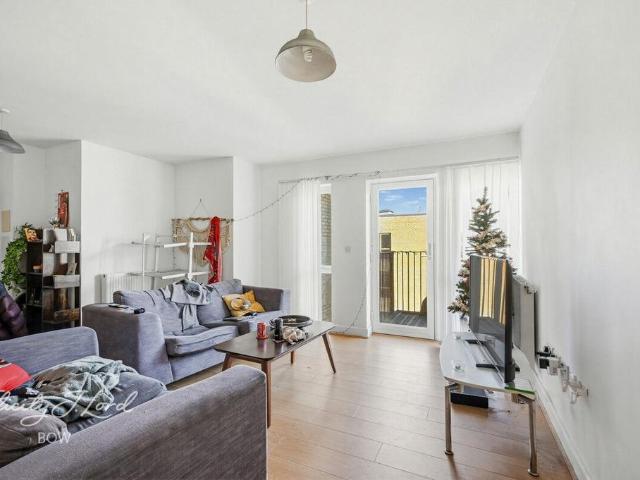 Flat for sale in Bow, Greater London
