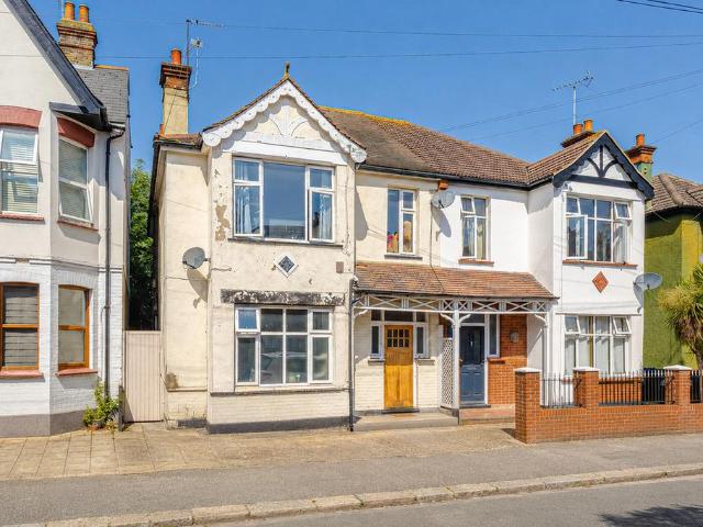 Flat for sale in Alton Barnes, Essex