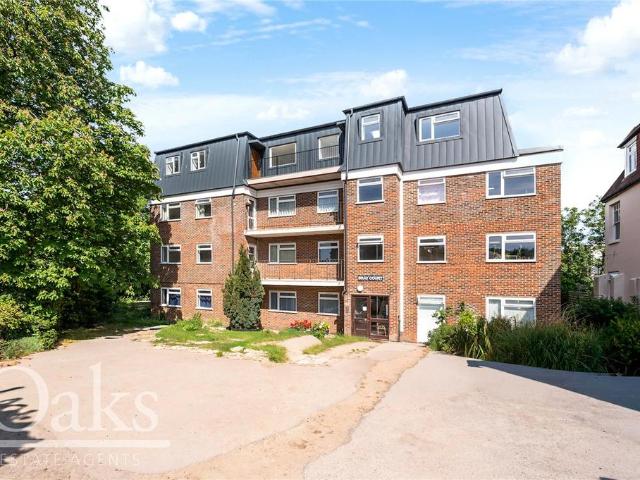 Flat for sale in Streatham, Greater London