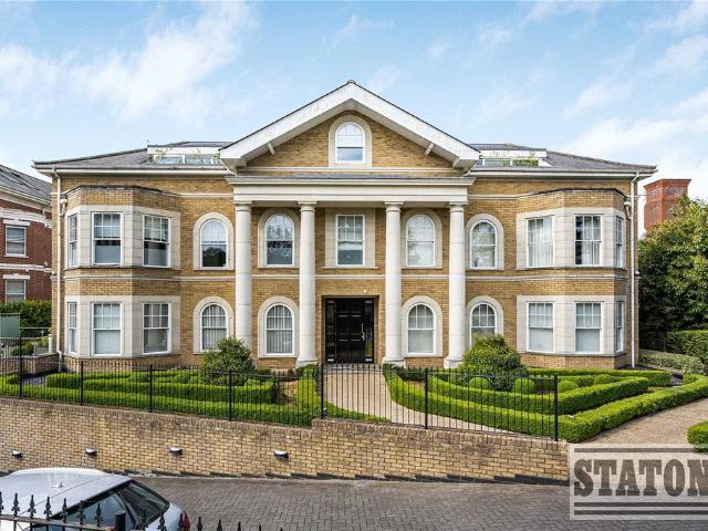 Flat for sale in Cockfosters, Greater London