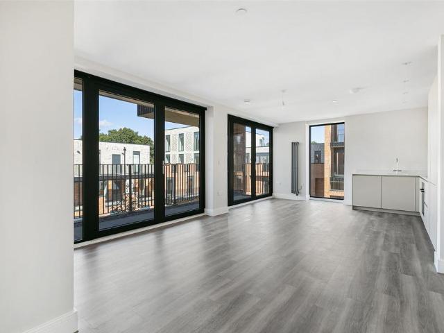 Flat for sale in St Albans, Five Acres