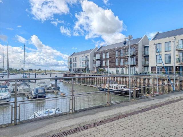 Flat for sale in Brightlingsea, Dale Hill
