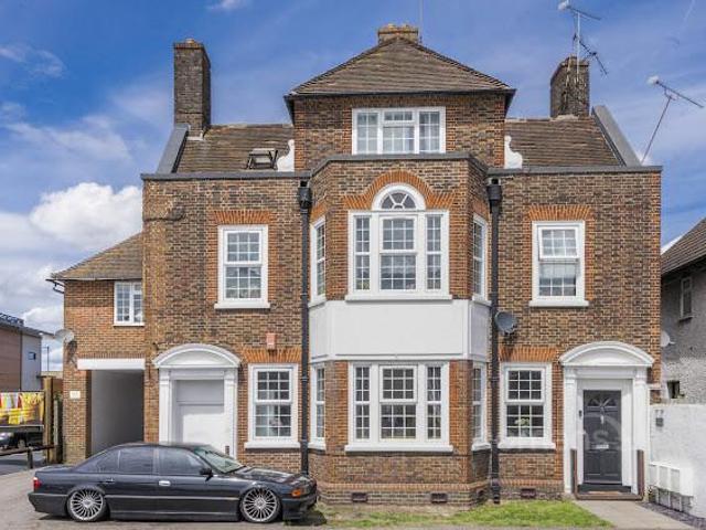 Flat for sale in North Town, Aldershot