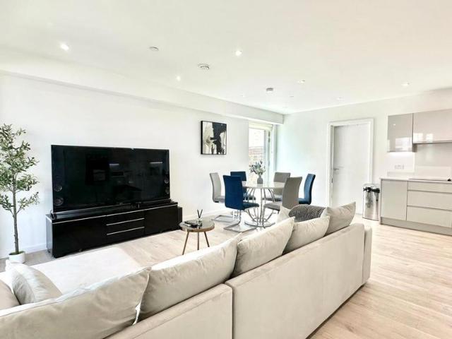 Flat for sale in Canning Town, Greater London