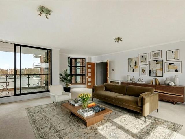 Flat for sale in Battersea, Greater London