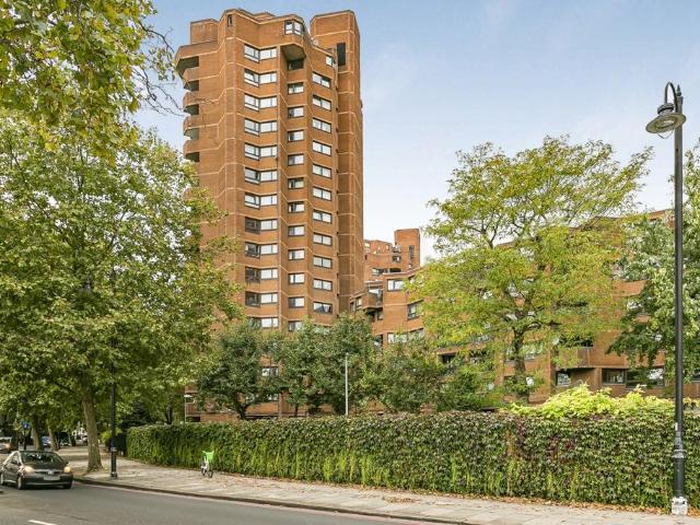Flat for sale in Brompton, Greater London