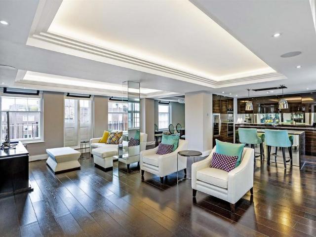 Flat for sale in Victoria, Greater London
