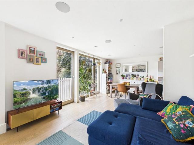 Flat for sale in Tulse Hill, Greater London