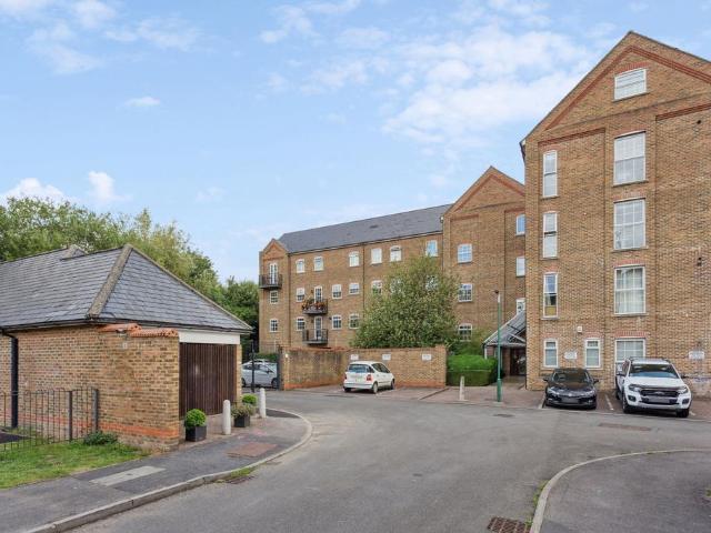 Flat for sale in Wooburn, Berghers Hill